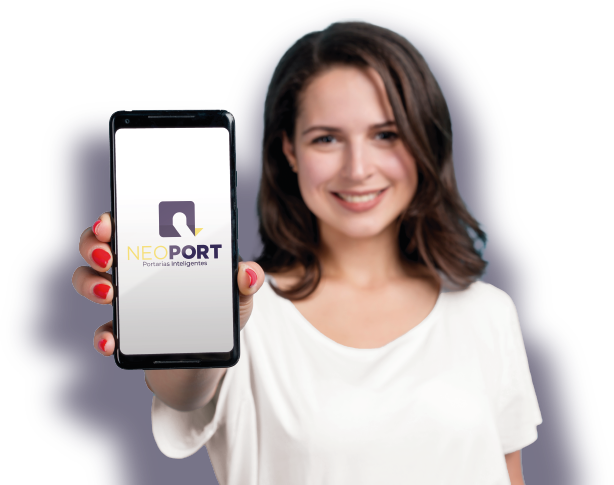 Mulher segurando um celular com o aplicativo da Neoport
